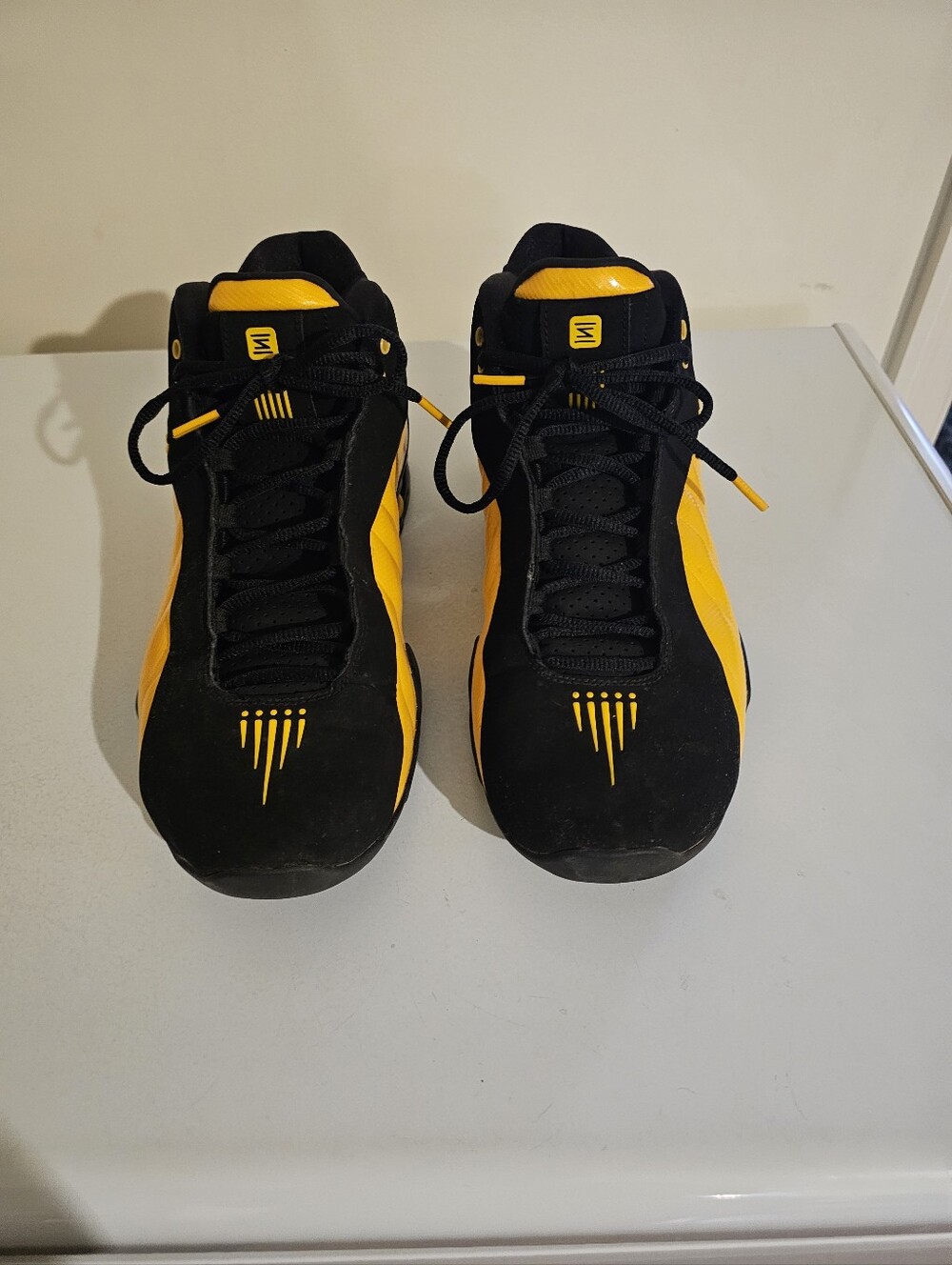 Nike Men's Black and Yellow BB4 Shox